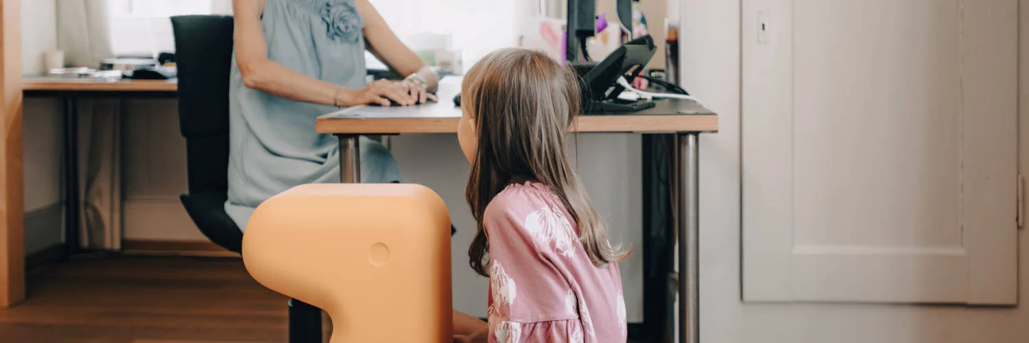 Arzt spricht mit der jungen Patientin. {{brizy_dc_image_alt imageSrc=