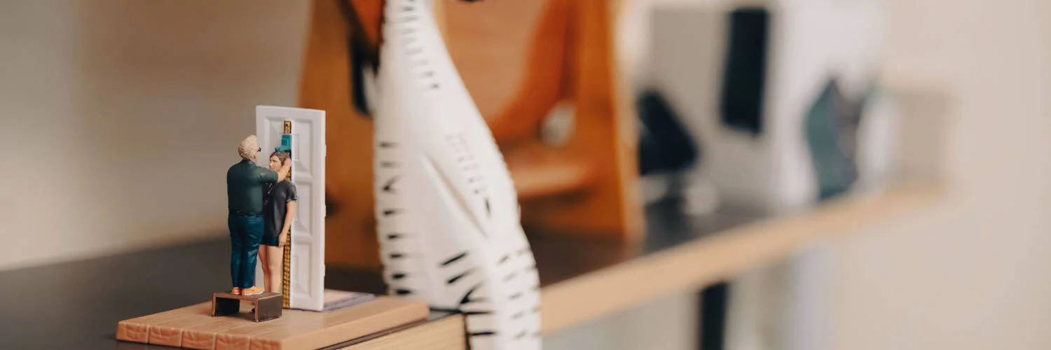 Model eines Arztes der seine sehr grosse Patientin misst {{brizy_dc_image_alt imageSrc=