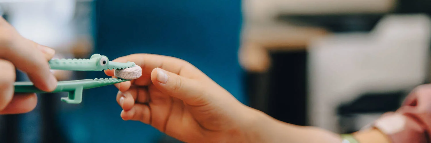 Kind bekommt einen Traubenzucker {{brizy_dc_image_alt imageSrc=