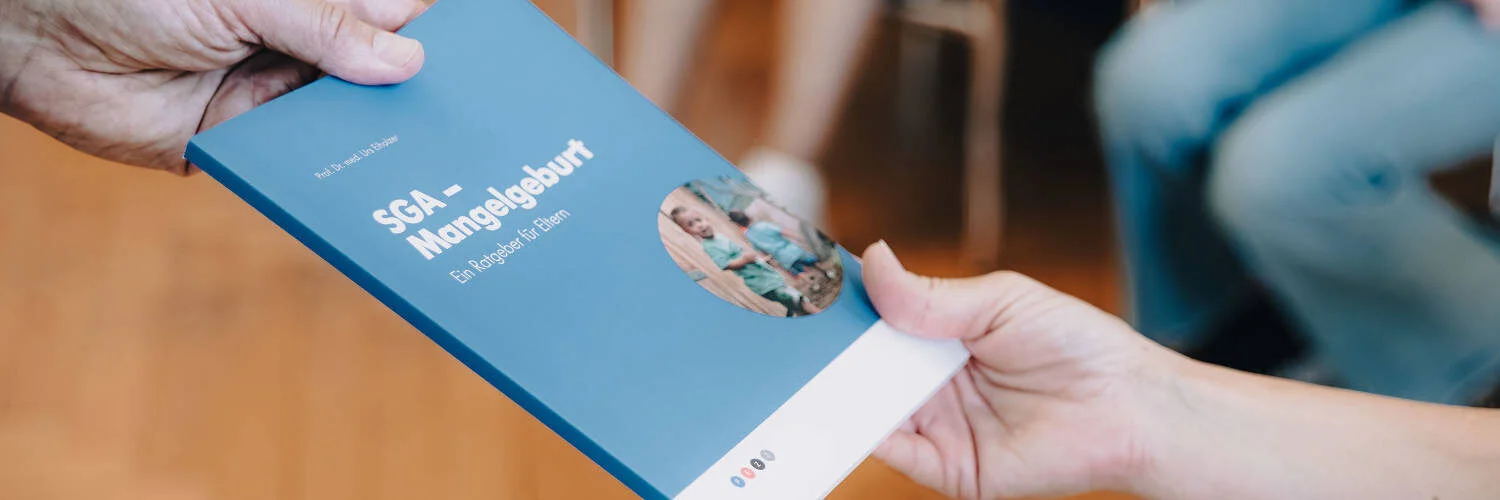 Eine Broschüre über SGA-Mangelgeburt {{brizy_dc_image_alt imageSrc=